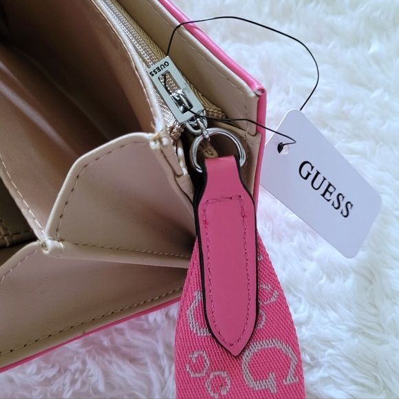 Guess❓️ "Finnian" Wristlet - NWT - Picture 14 of 16